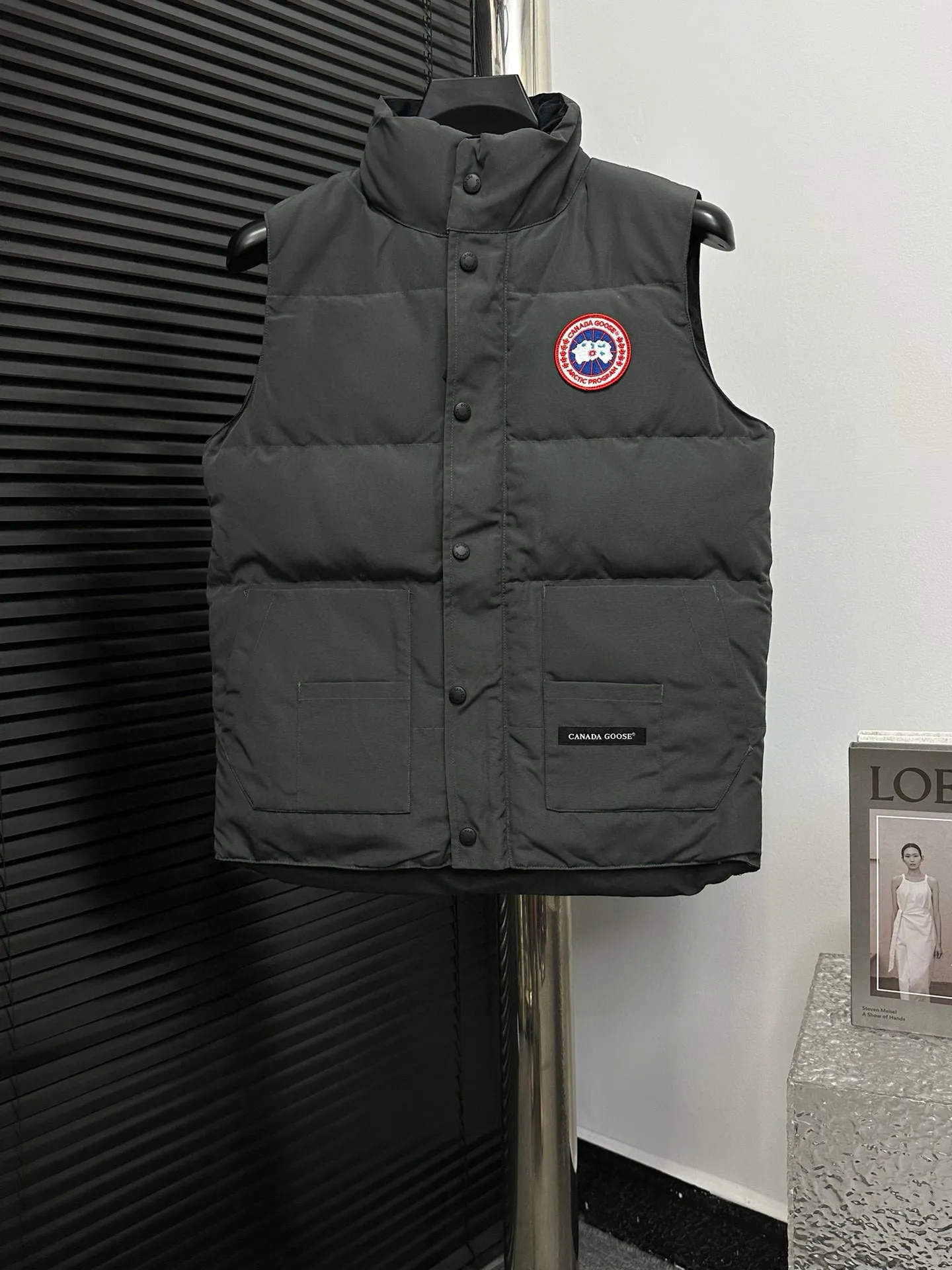 P360 [Canada Goose] Canada Goose #Freestyle Crew 4154M Men’s and Women’s Vest Down# ➖ Imported Behringer embroidery machine with customized 10,000-needle embroidery logo! ➖ Imported 21-count polyester-cotton blended original fabric, using Feather-Light 10D waterproof coating fabric, made of 84.5% polyester fiber and 15.5% cotton, 100% the best feel in the entire network! ➖ The genuine official website uses the national standard 80 white duck down, and will never be misled by false claims such as 90 down or goose down! ➖ 100% nylon nylon lining with double double-layer sealing design to prevent velvet from running away. Top-grade polar fleece is used in the collar and pockets to keep warm and comfortable! ➖ Yoshida YKK provides original custom-made electroplated sliders. YKK two-way lockable zippers are tight and smooth and will not peel off paint! ➖ 3M composite original Velcro is durable, and all accessories and hardware are disassembled and customized! ⛔No slander, no exaggeration, no need for too much copywriting, because it is focused, it is professional!  SIZE: XS S M L XL XXL